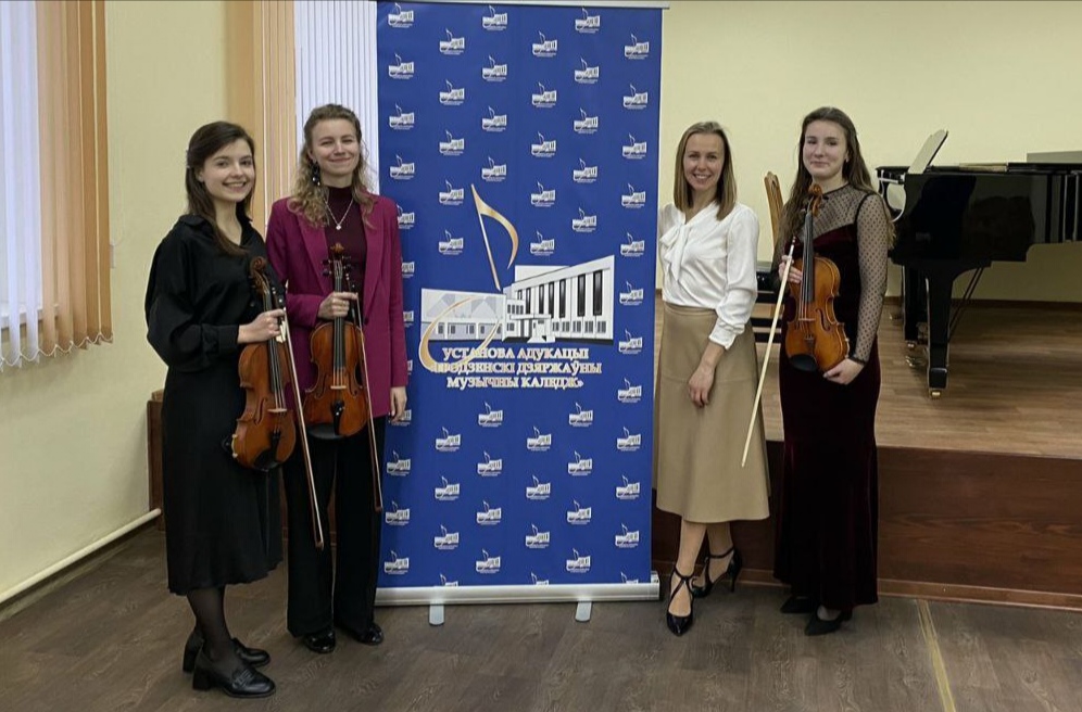 Концерт скрипичной музыки состоялся в малом зале колледжа.